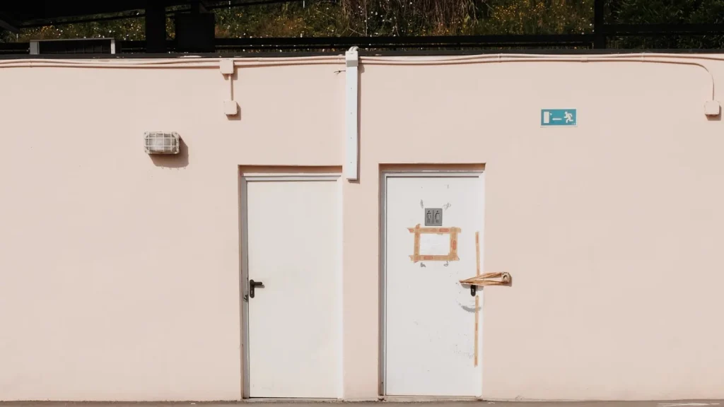 Puertas de emergencia en exterior comercial