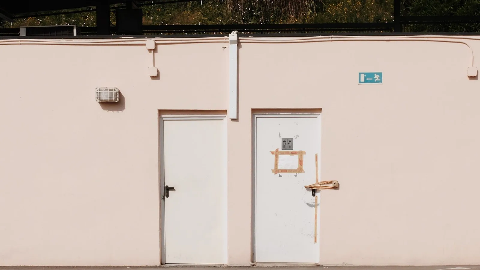 Puertas de emergencia en exterior comercial