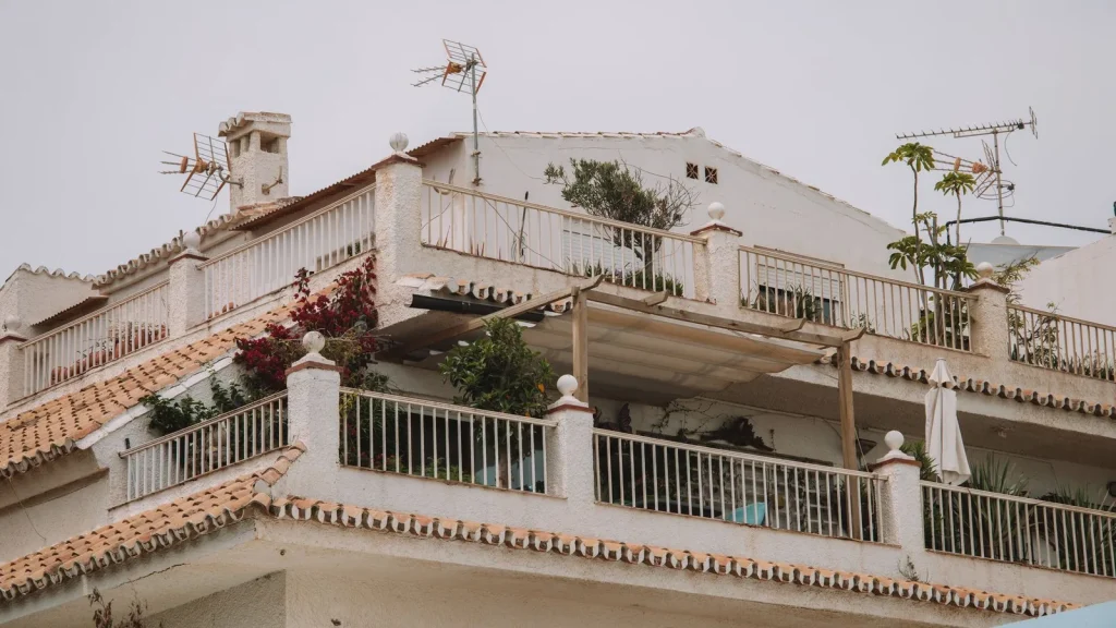 Terraza residencial con plantas sobre un edificio español