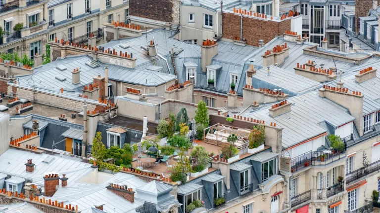 Terrazas privadas y comunitarias en edificios residenciales
